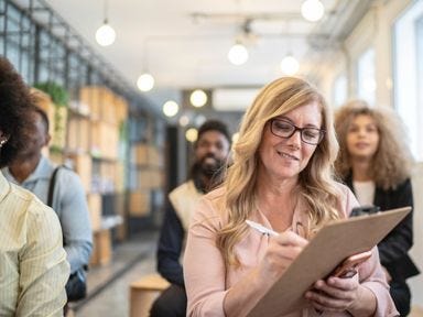 Arbeitssuchende startet ihre geförderte Weiterbildung bei der TÜV Rheinland Akademie