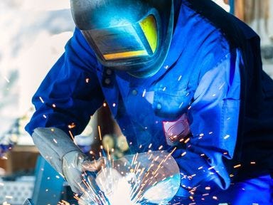 Umschulung Fachkraft für Metalltechnik - Konstruktionstechnik (IHK) Schweißer konstruiert ein Gerüst in einer Umschulung Fachkraft für Metalltechnik